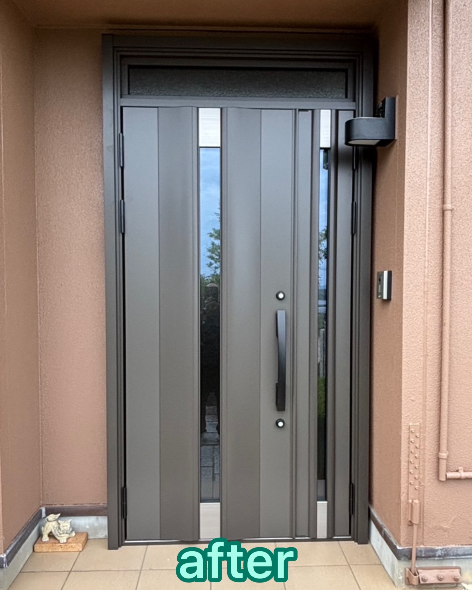 玄関ドアの取替えをさせていただきました。